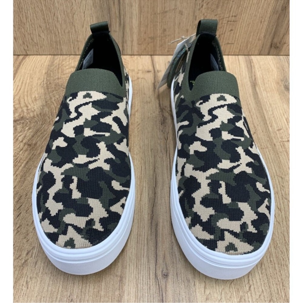 Reebok On Lux Camo Slip on Women’s 9.5 NWT